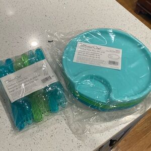 Pampered Chef outdoor party plates & utensil set of 6